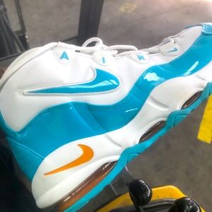 Great pair of shoes turquoise and white very comfo